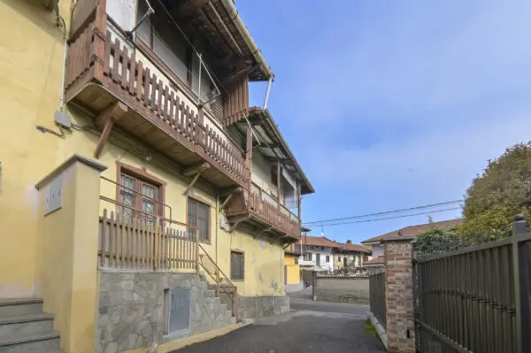 Porzione Di Casa via Salvatore Mura 18, Front