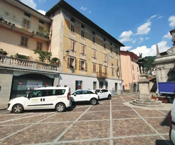 Negozio piazza Vistallo Zignoni 33, San Giovanni Bianco