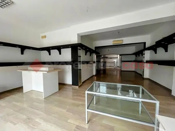 Negozio viale Spolverini 53, Verona