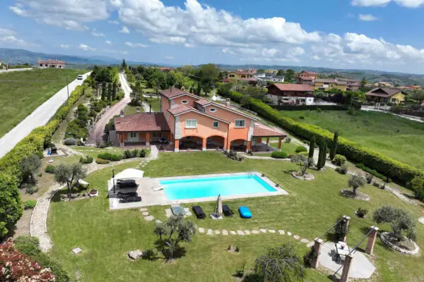 Villa strada Comunale Per Oratino, Oratino
