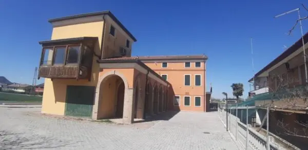 Locale Commerciale via San Pelagio 5, Due Carrare