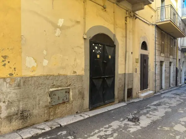 Locale Commerciale via Fratelli Bandiera 6, Canosa Di Puglia