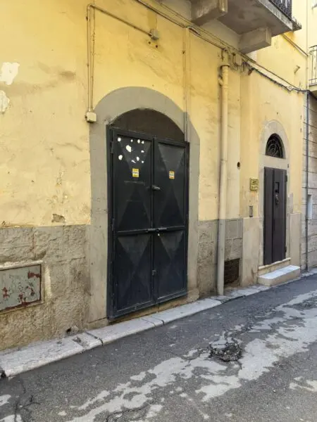 Locale Commerciale via Fratelli Bandiera 6, Canosa Di Puglia