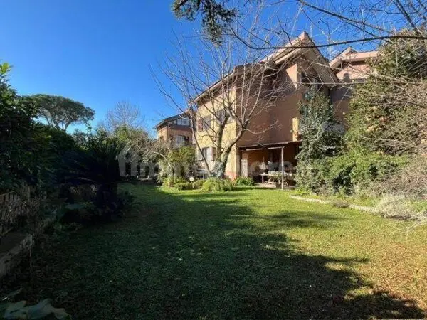 Villa via Sofocle 152, Axa, Roma