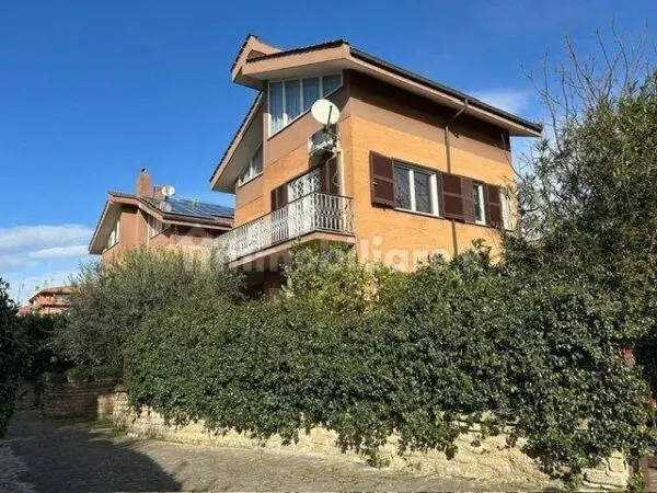 Villa via Sofocle 152, Axa, Roma