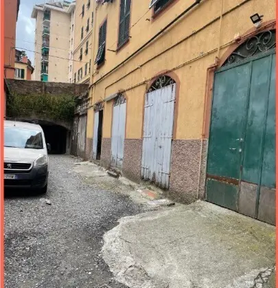 Magazzino via Fereggiano 81 r, Genova