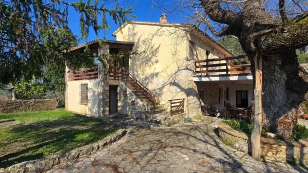 Casale via Di Carnano 8, Montecchio