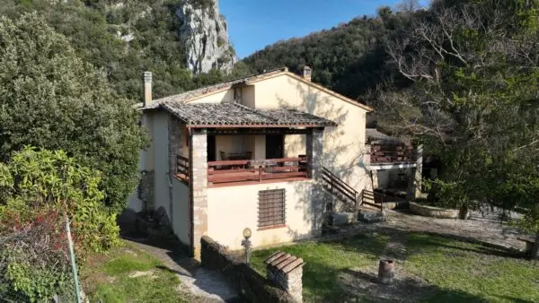 Casale via Di Carnano 8, Montecchio