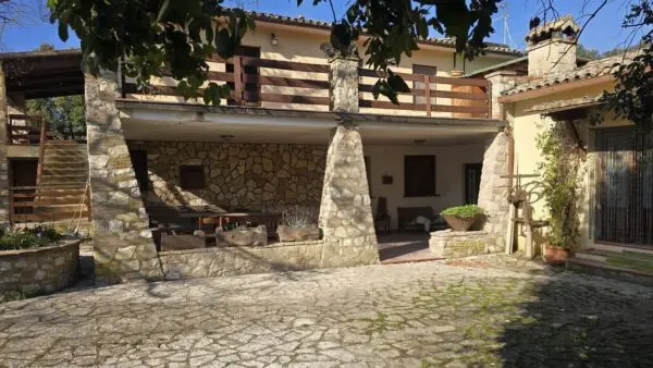 Casale via Di Carnano 8, Montecchio