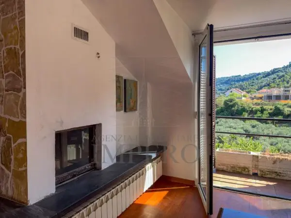 Appartamento via Località Gray 14, Camporosso