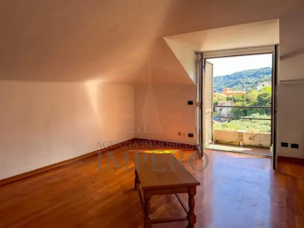 Appartamento via Località Gray 14, Camporosso