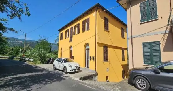 Villa Bifamiliare via Aldo Moro 22, Follo