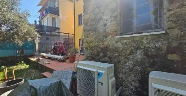 Villa Bifamiliare via Aldo Moro 22, Follo