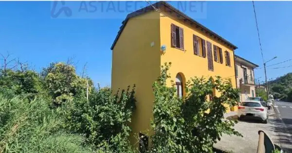 Villa Bifamiliare via Aldo Moro 22, Follo