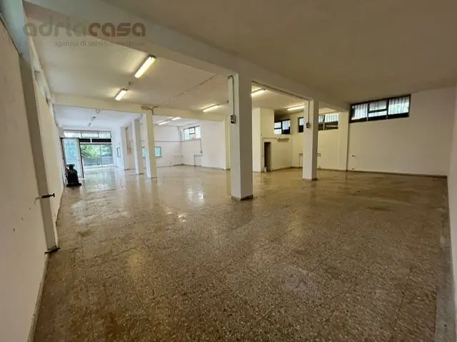 Immagine per Locale Commerciale in affitto a Riccione Viale Bologna 