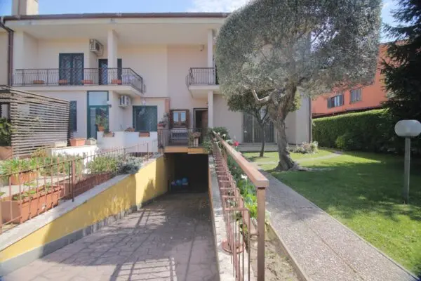 Villa via Giulio Belvederi 44, Roma