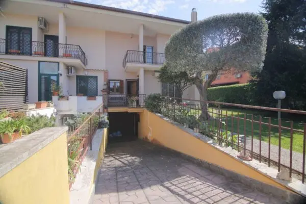 Villa via Giulio Belvederi 44, Roma