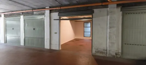 Garage via Santi Venceslao 26, Modena