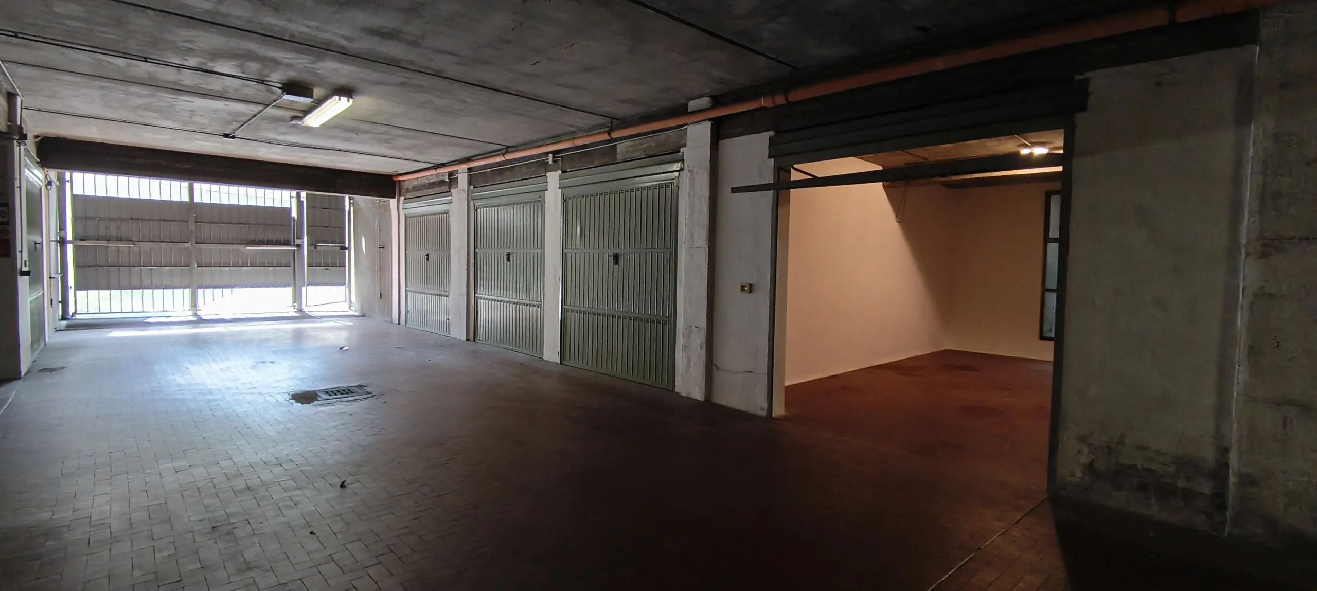 Immagine per Garage in vendita a Modena via Santi Venceslao 26