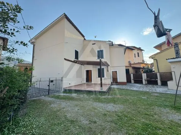 Villa via Dei Landucci, Fagnano, Lucca