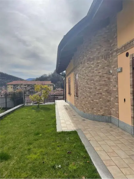 Villa via Ugo Foscolo, Trana