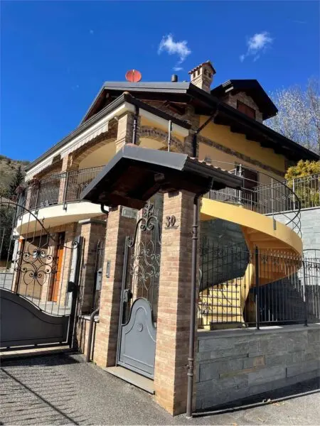 Villa via Ugo Foscolo, Trana