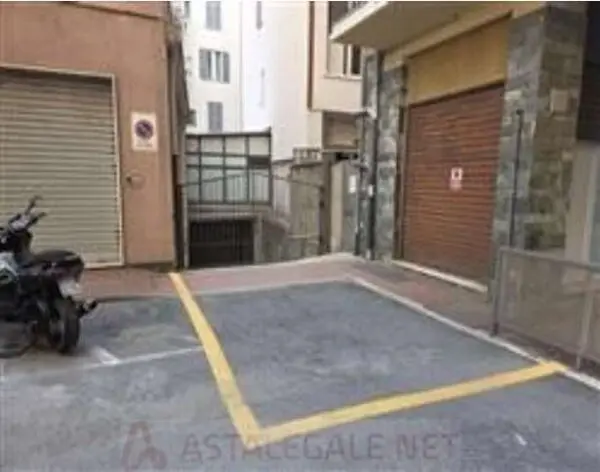 Garage via Alla Marina 6 r, Savona