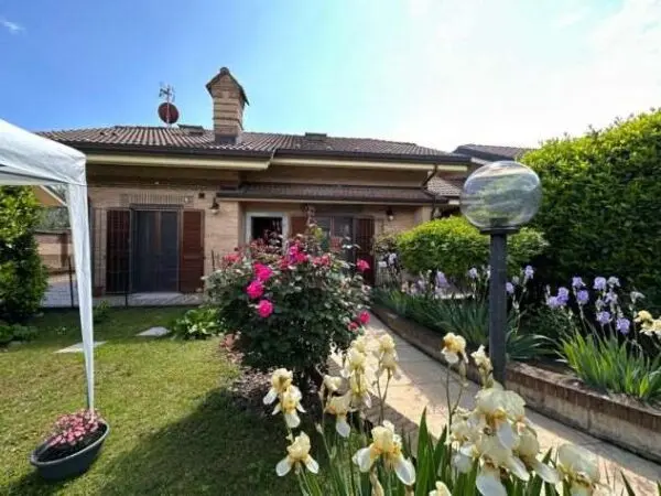 Villa strada Romana, Caselette