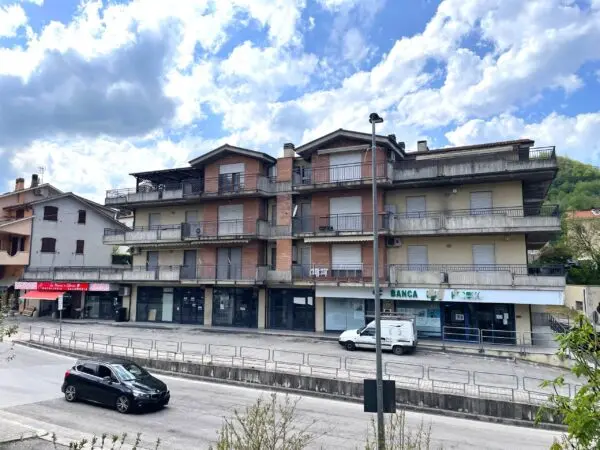 Locale Commerciale via Trieste, Comunanza