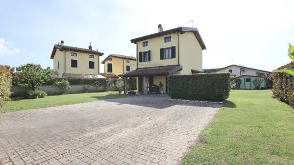 Villa via Lombarda Lammari 293, Capannori