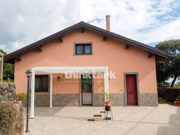 Villa via Aglialoro, Trecastagni