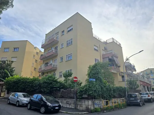 Trilocale via Montasio 41, Roma