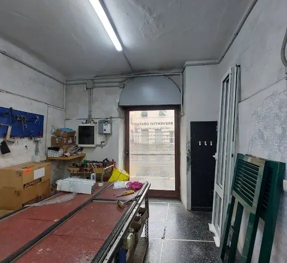 Negozio via Teglia 107 r, Bolzaneto, Genova