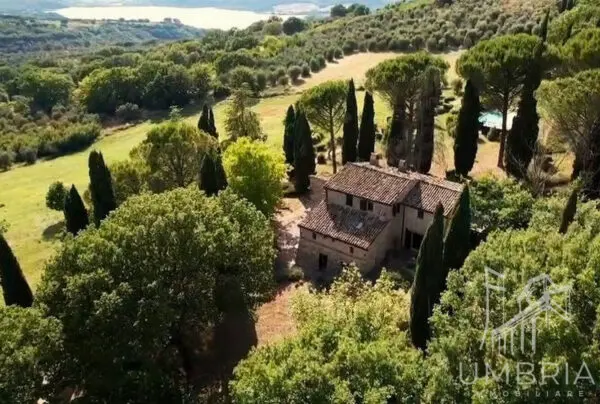 Casale via Degli Ulivi 16, Baschi