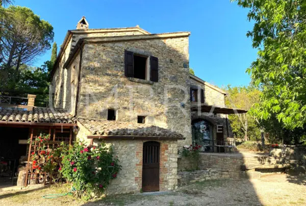 Casale via Degli Ulivi 16, Baschi