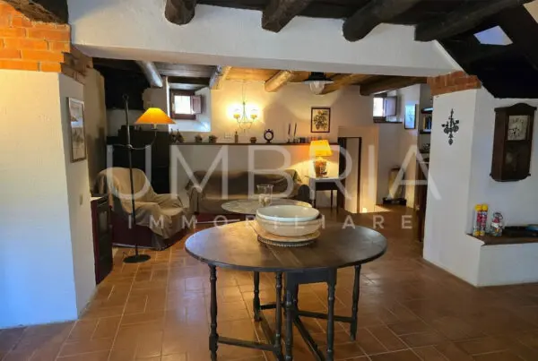 Casale via Degli Ulivi 16, Baschi