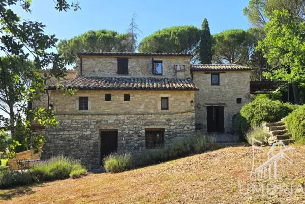 Casale via Degli Ulivi 16, Baschi