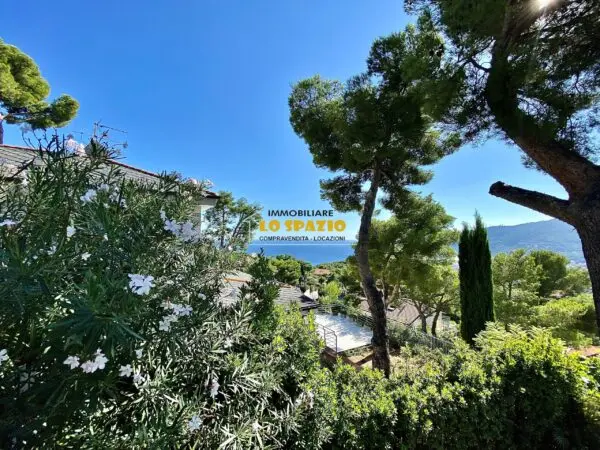 Trilocale viale Olanda 12, Andora