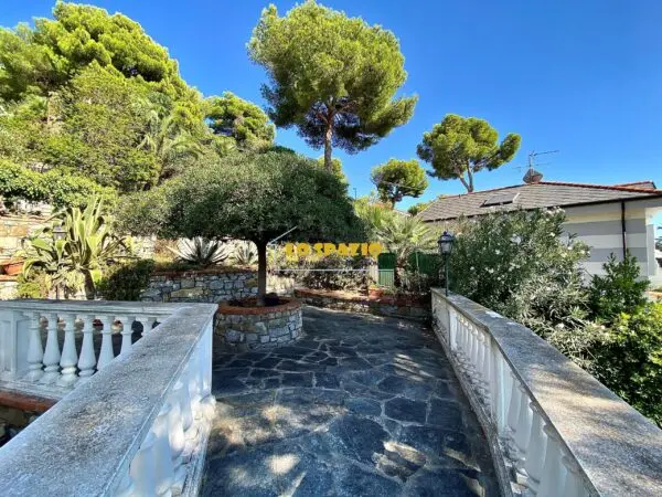 Trilocale viale Olanda 12, Andora