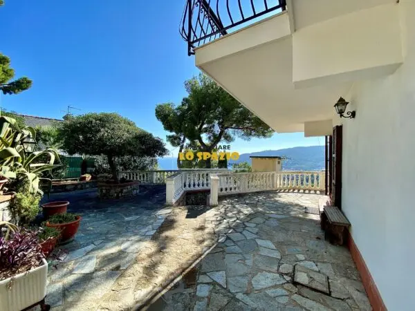 Trilocale viale Olanda 12, Andora