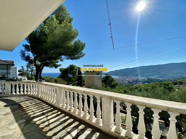 Trilocale viale Olanda 12, Andora