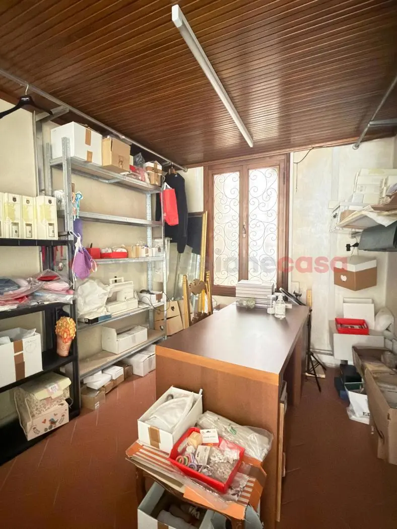 Immagine per Magazzino in vendita a Arezzo via Giuseppe Mazzini