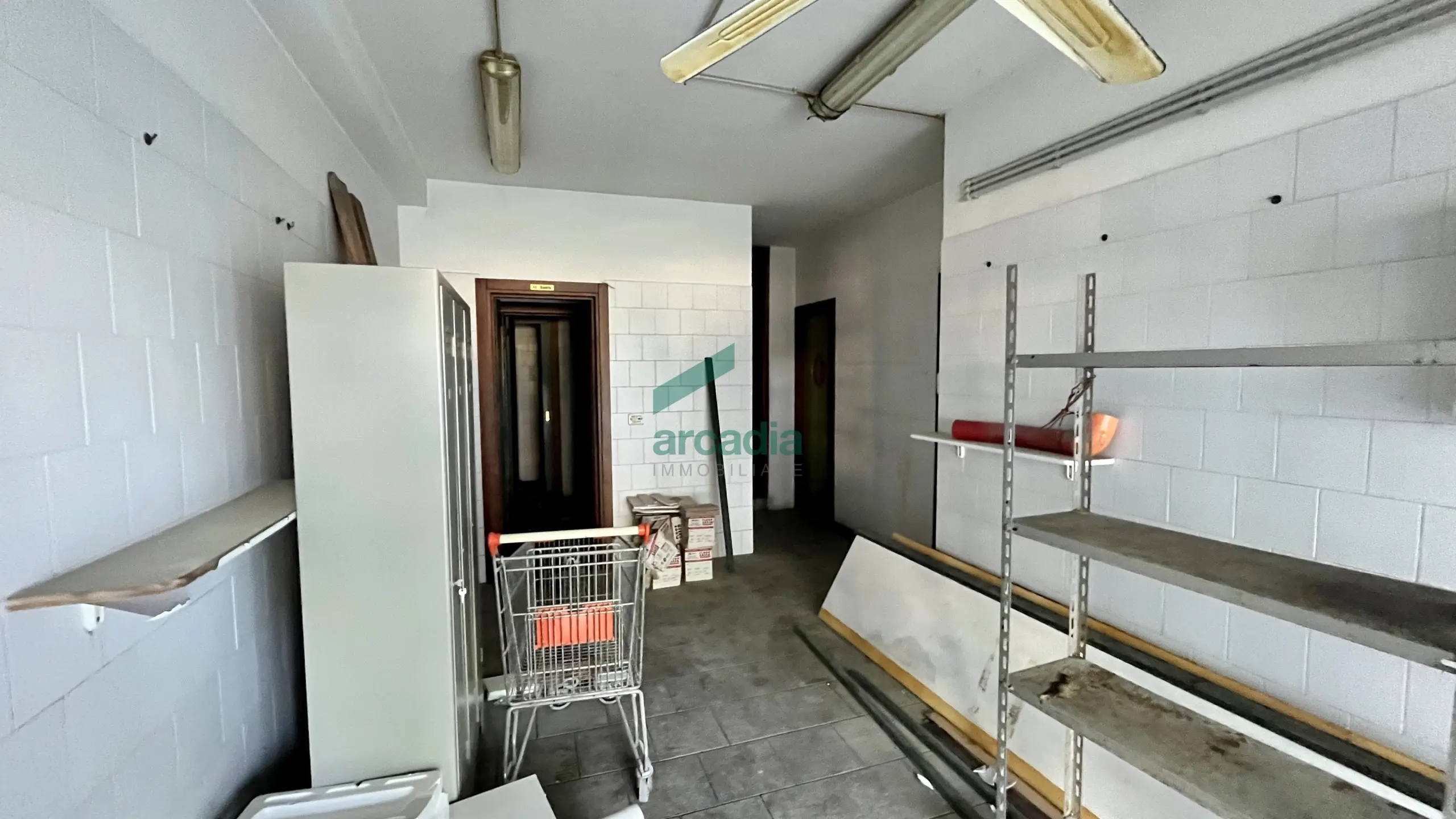 Immagine per Locale commerciale in affitto a Bari via Salvatore Matarrese