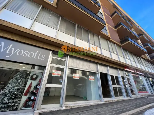 Locale Commerciale via Centro, Campobasso