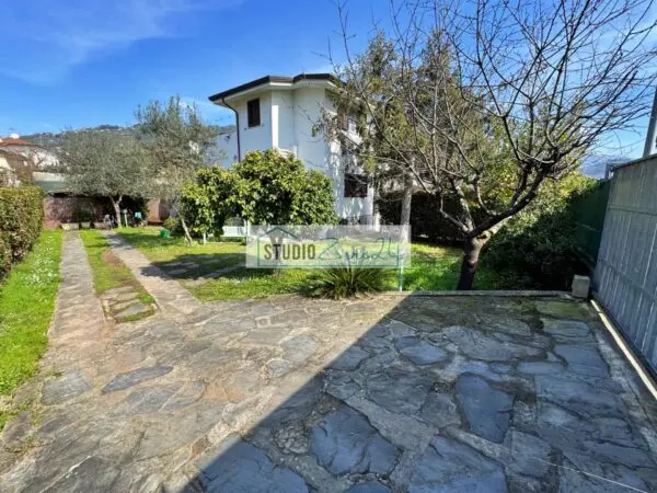Villa via Traversagna, Pietrasanta