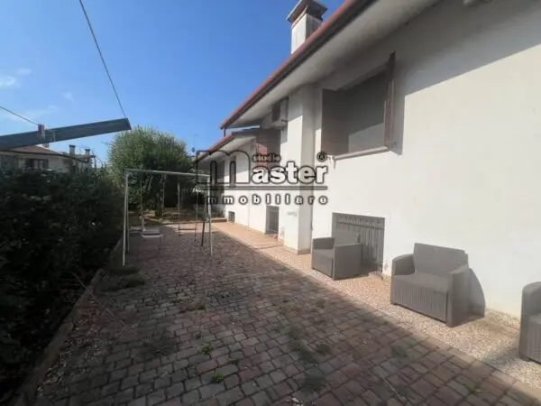 Villa via Pravato, Paese