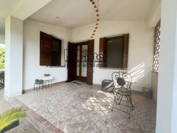 Villa via Pravato, Paese