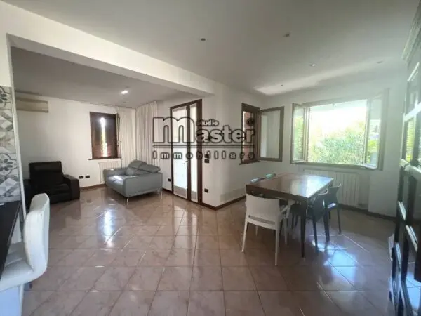 Villa via Pravato, Paese