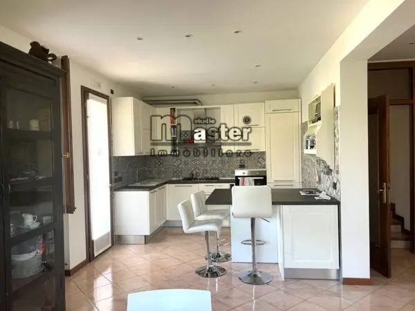 Villa via Pravato, Paese