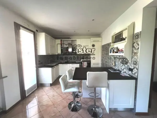 Villa via Pravato, Paese